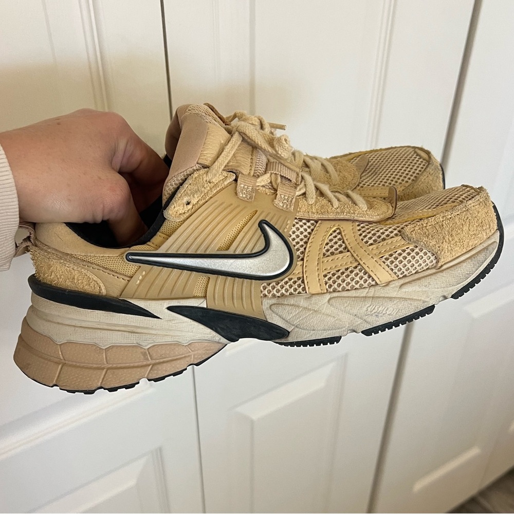 Nike V2K Run Shoes Women’s Tan Size 8.5